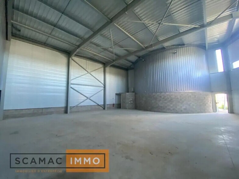 Industrial in Saint-Pierre-du-Perray for lease - Interior Photo - Image 2 of 7