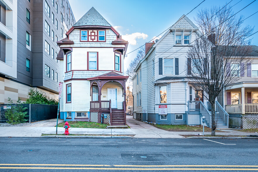 96 Easton Ave, New Brunswick, NJ for sale - Primary Photo - Image 1 of 32