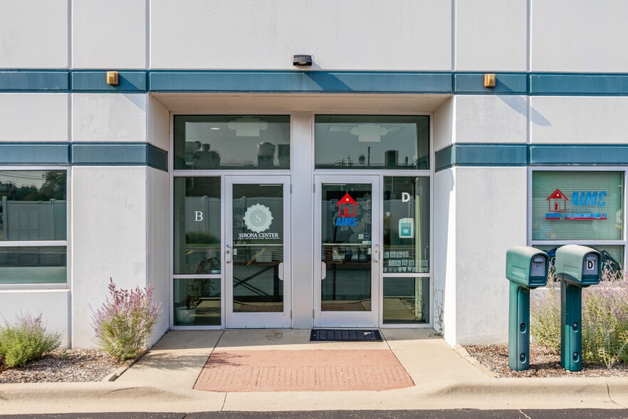 2005 Bloomingdale Rd, Glendale Heights, IL for sale - Building Photo - Image 2 of 15