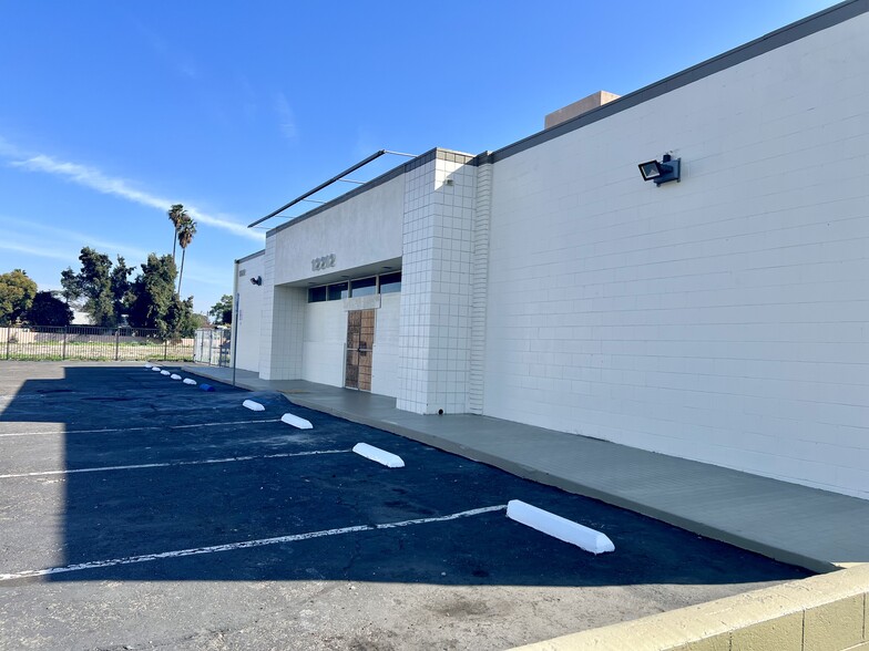 12212 Brookhurst St, Garden Grove, CA for lease - Building Photo - Image 2 of 4