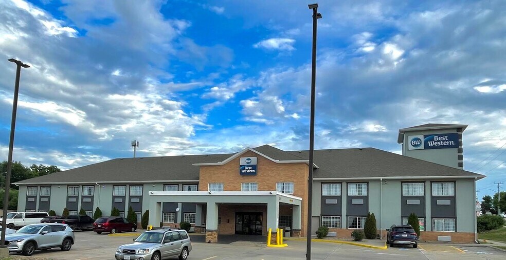 700 SW Fairlawn Rd, Topeka, KS for sale - Building Photo - Image 1 of 1