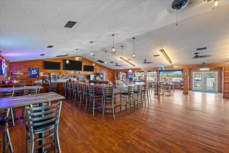 Marina, Hotel, and Bar & Grill portfolio of 3 properties for sale on LoopNet.com - Interior Photo - Image 3 of 45