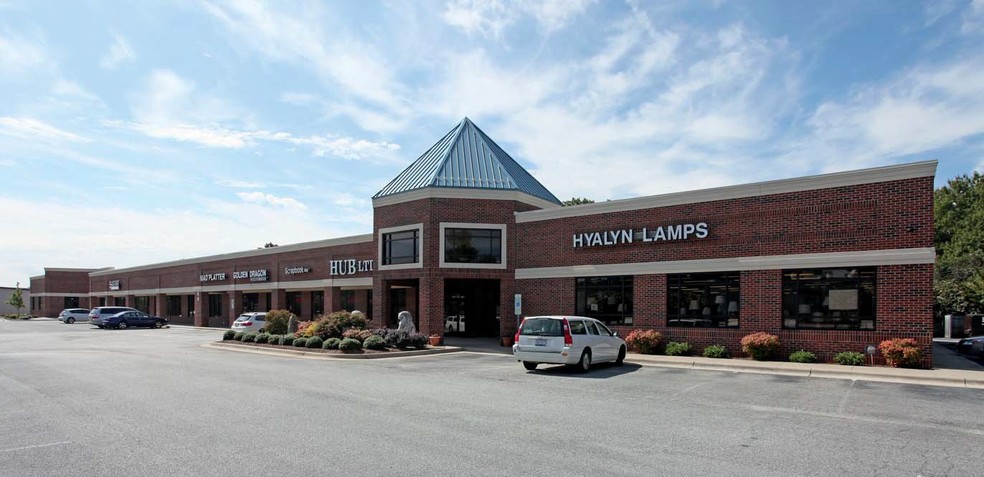2921 Battleground Ave, Greensboro, NC for lease - Primary Photo - Image 3 of 17