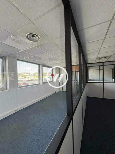 Office in Marseille for lease - Interior Photo - Image 2 of 20
