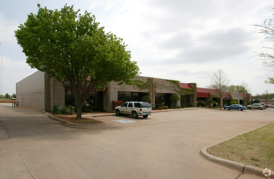 7700 N Hudson Ave, Oklahoma City, OK for lease - Building Photo - Image 3 of 24