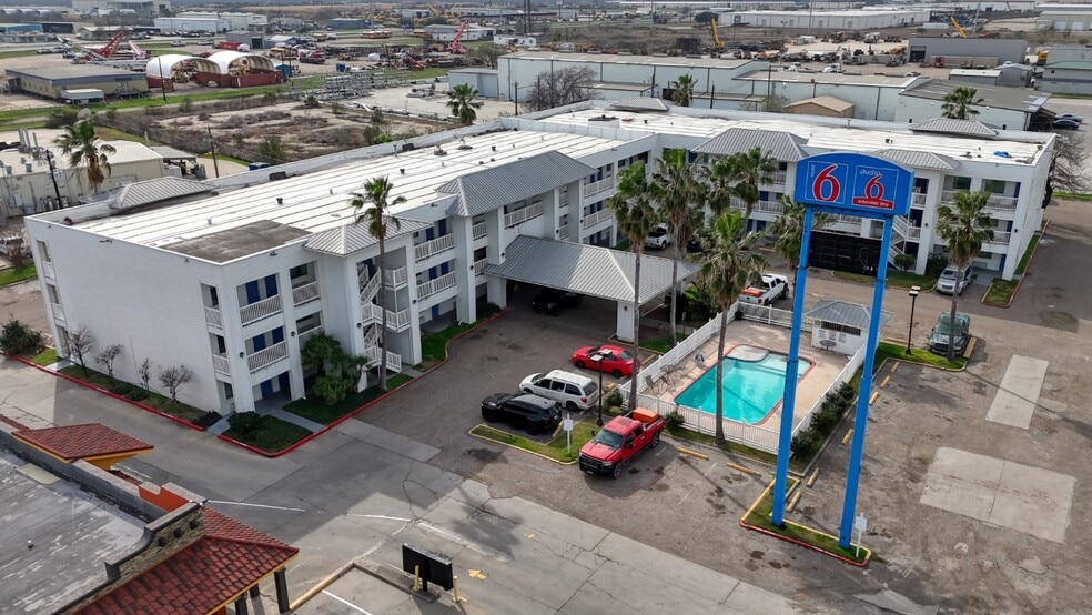 Motel 6/Studio 6 Corpus Christi North portfolio of 2 properties for sale on LoopNet.com - Building Photo - Image 1 of 17