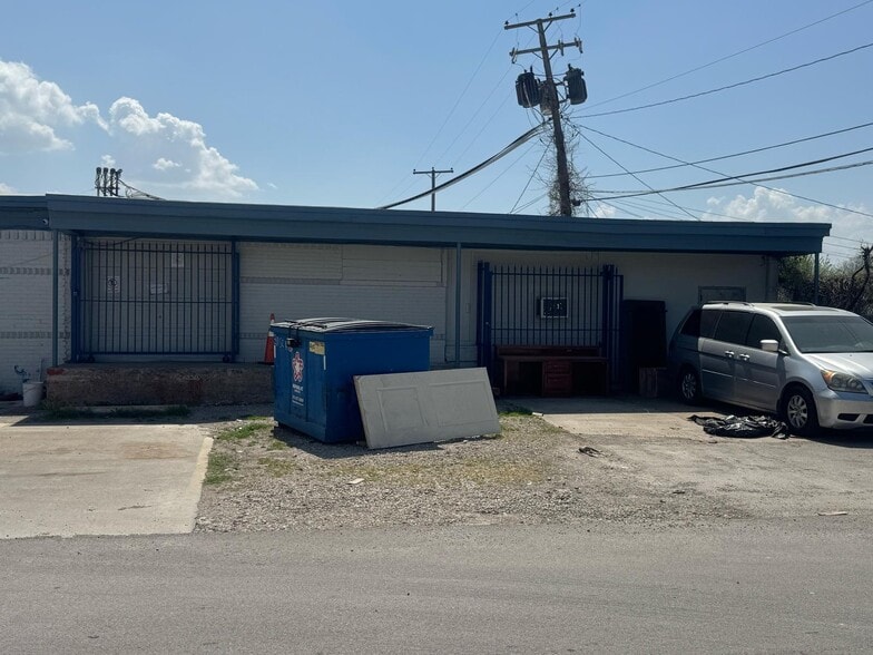 301 SE 14th St, Grand Prairie, TX for lease - Building Photo - Image 2 of 31