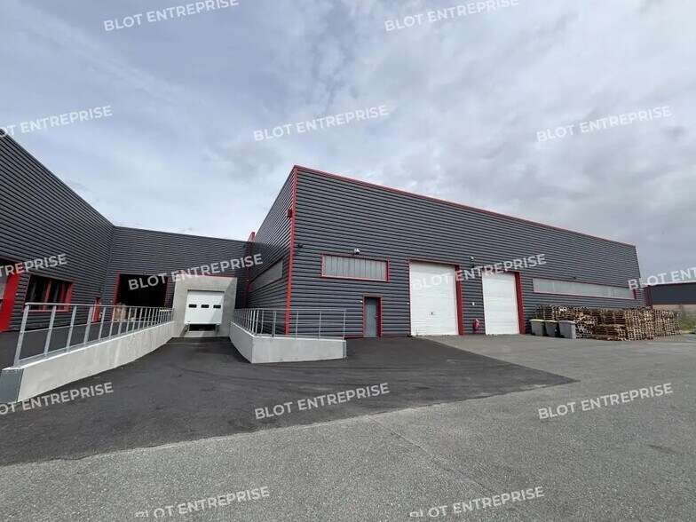 Office in La Planche for lease - Building Photo - Image 2 of 11