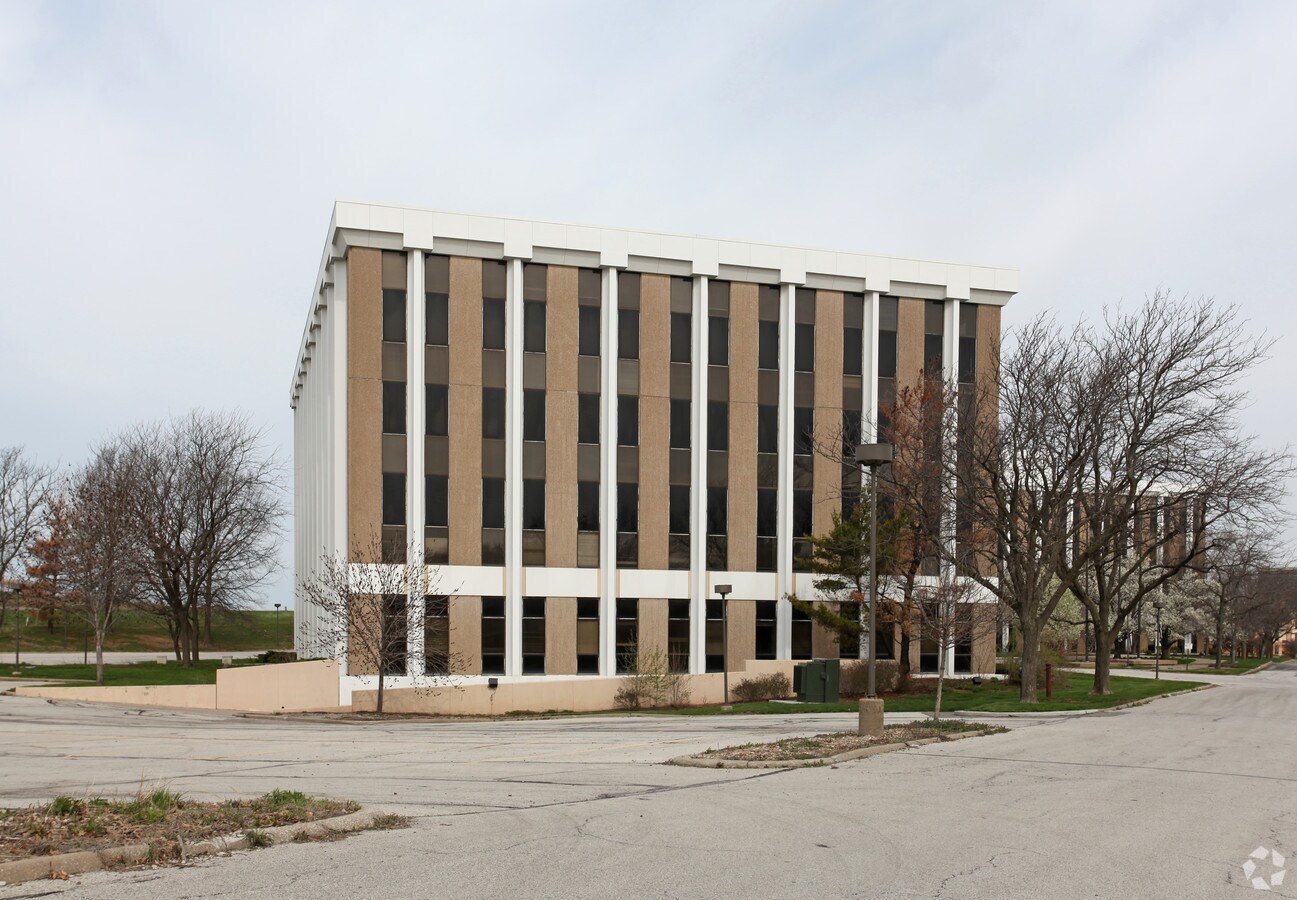 10920 NW Ambassador Dr, Kansas City, MO 64153