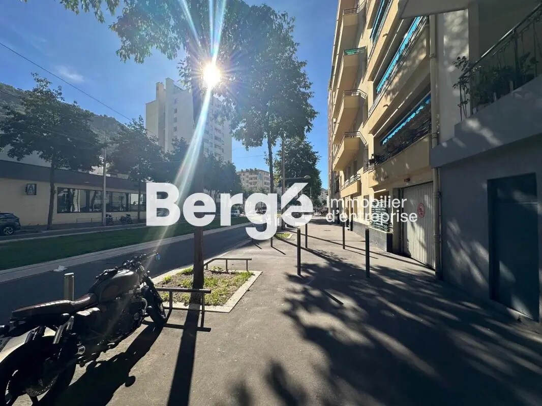 Retail in Nice for sale Building Photo- Image 1 of 9