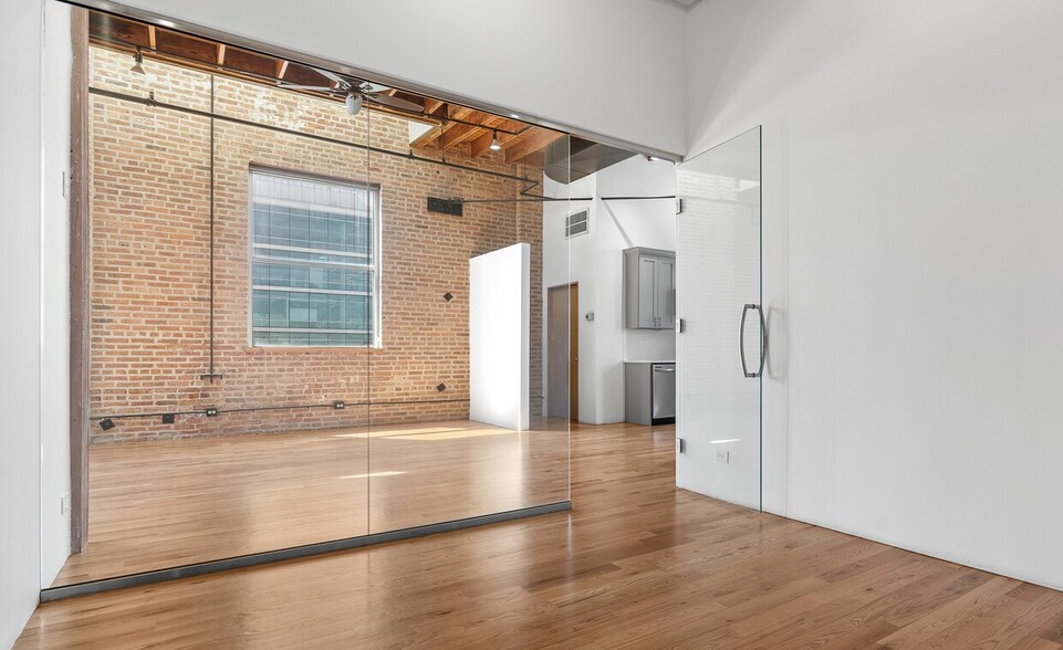 210 N Racine Ave, Chicago, IL for lease - Interior Photo - Image 3 of 13