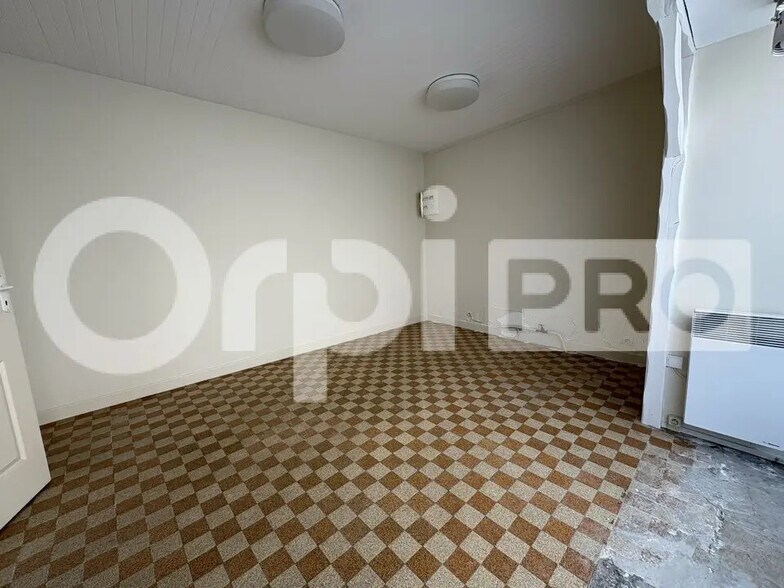 Retail in Mandres-les-Roses for lease - Interior Photo - Image 2 of 5