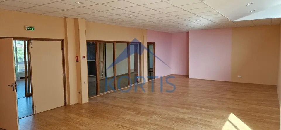 Retail in Bourg-en-Bresse for lease Interior Photo- Image 1 of 6