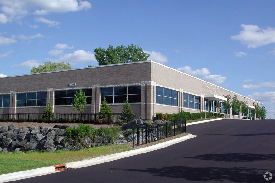 39525 W 13 Mile Rd, Novi, MI for lease - Building Photo - Image 2 of 3