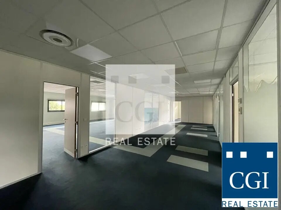 Office in Saint-Ismier for lease Interior Photo- Image 1 of 8