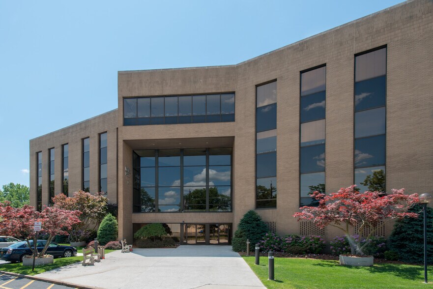 1 Kalisa Way, Paramus, NJ for lease - Building Photo - Image 1 of 11