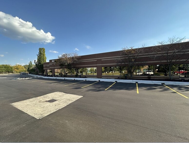 49100-49140 Wixom Tech Dr, Wixom, MI for sale - Building Photo - Image 1 of 5