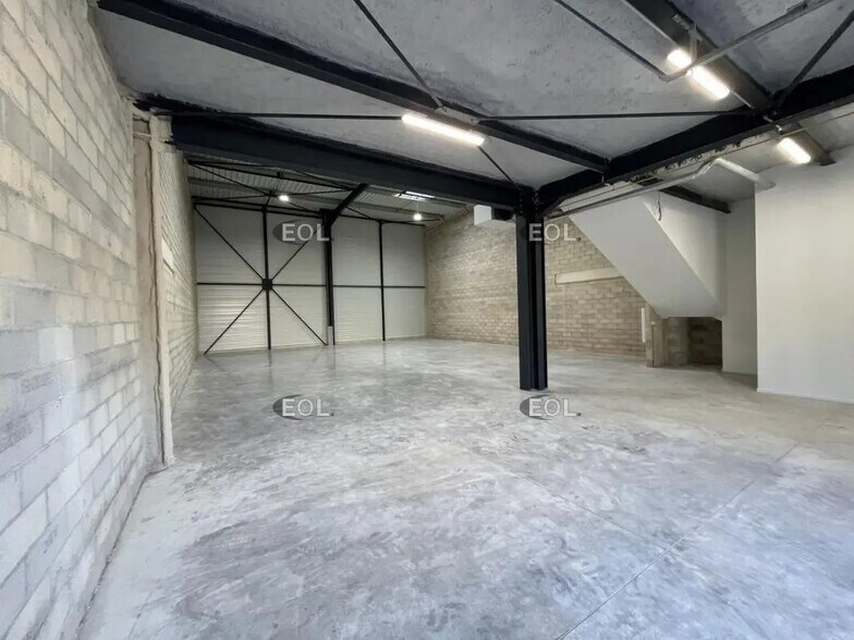 Industrial in Trappes for lease - Interior Photo - Image 1 of 8