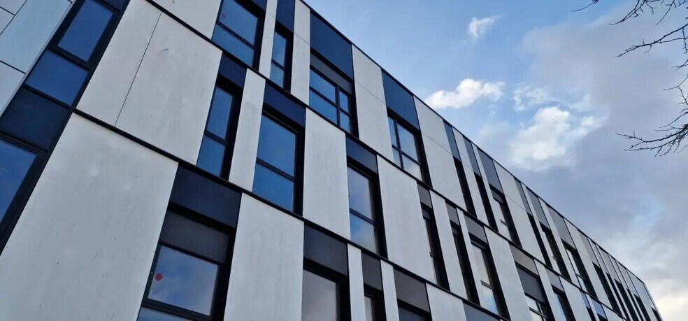 Office in Rouen for lease - Building Photo - Image 1 of 2