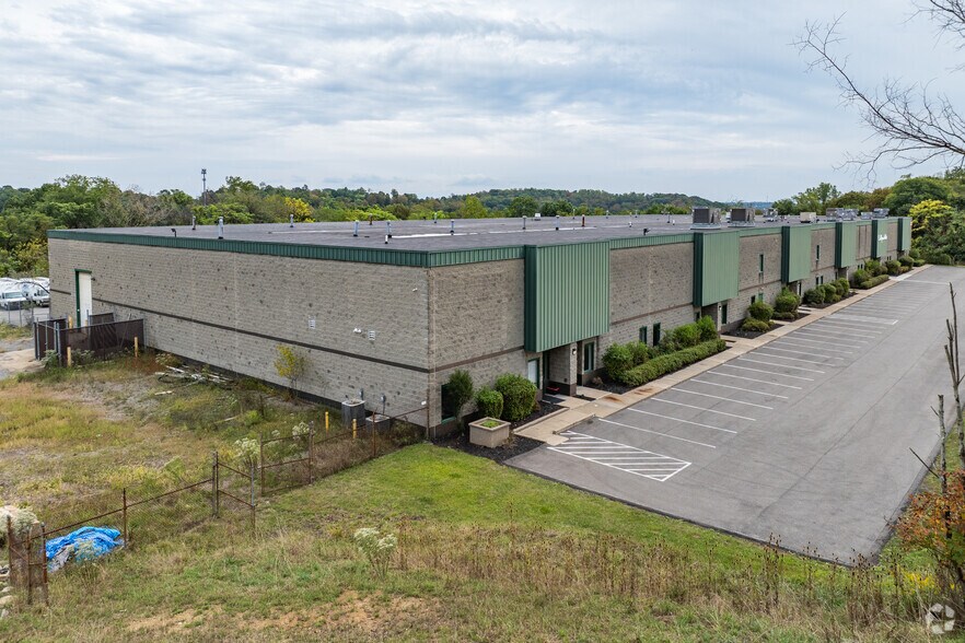 211 Overlook Dr, Sewickley, PA for lease - Building Photo - Image 2 of 4