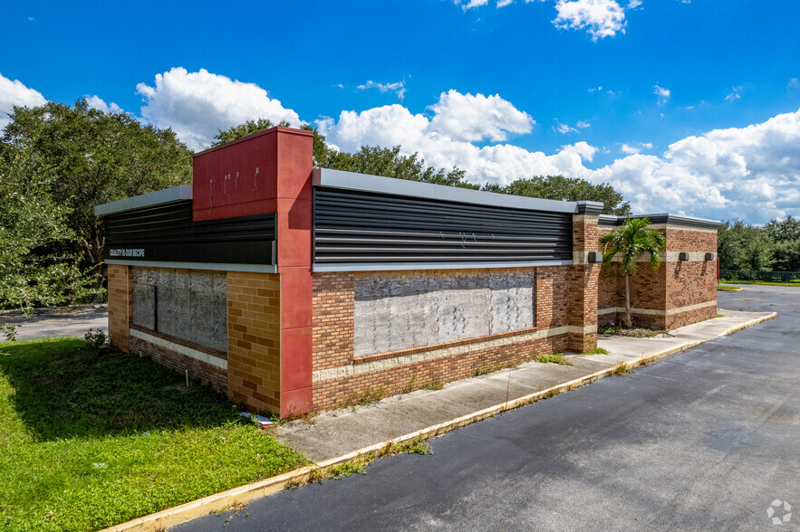 8905 20th St, Vero Beach, FL for lease - Building Photo - Image 3 of 24