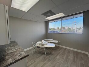 1620 Medical Ln, Fort Myers, FL for lease Interior Photo- Image 2 of 7