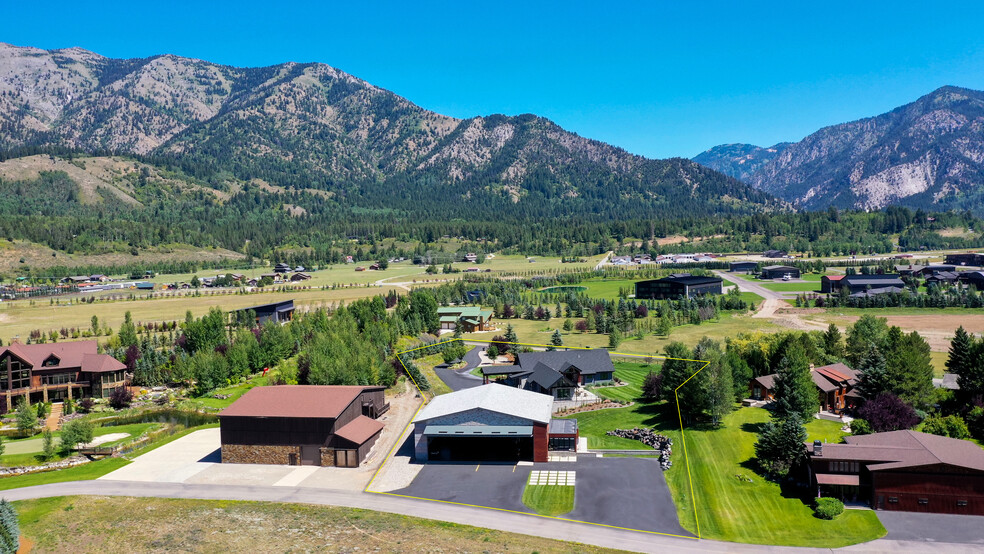 872 Alpine Village Loop, Alpine, WY for sale - Primary Photo - Image 1 of 35