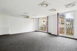 Office in Paris for lease Interior Photo- Image 2 of 6