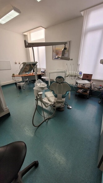 Office in Lyon for lease - Interior Photo - Image 3 of 5