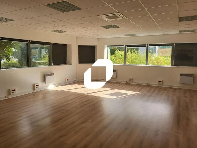 Office in VILLENEUVE-D'ASCQ for lease - Interior Photo - Image 2 of 10