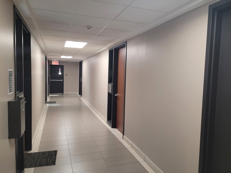 5135-5169 Rue Jean-Talon E, Montréal, QC for lease - Interior Photo - Image 3 of 8