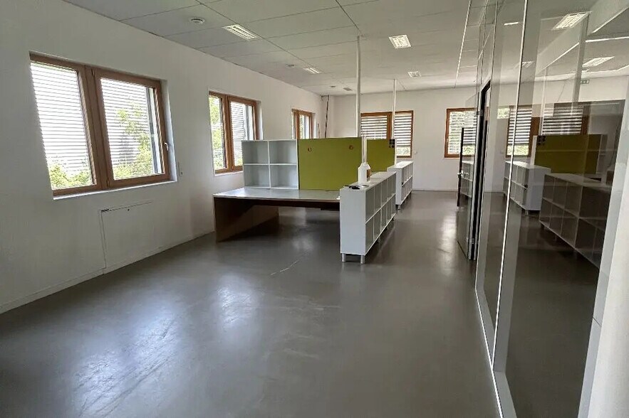 Office in Saint-Priest for sale - Building Photo - Image 2 of 12