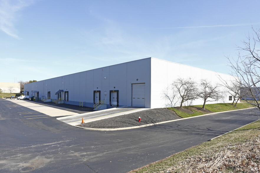 2219-2235 Westbrooke Dr, Columbus, OH for lease - Building Photo - Image 2 of 4