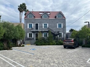 7053 Owensmouth Ave, Canoga Park, CA for lease Interior Photo- Image 2 of 19