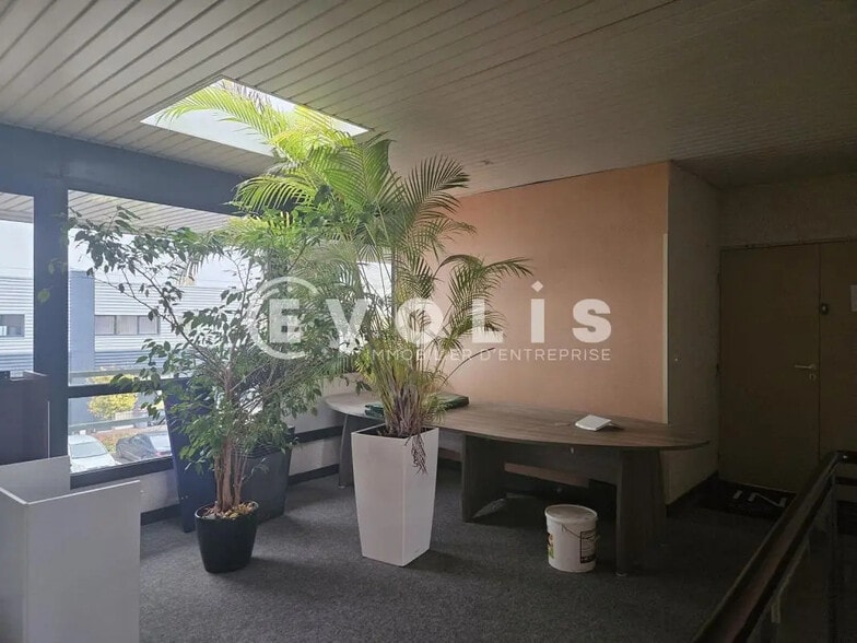 Office in Villejust for lease - Interior Photo - Image 2 of 8