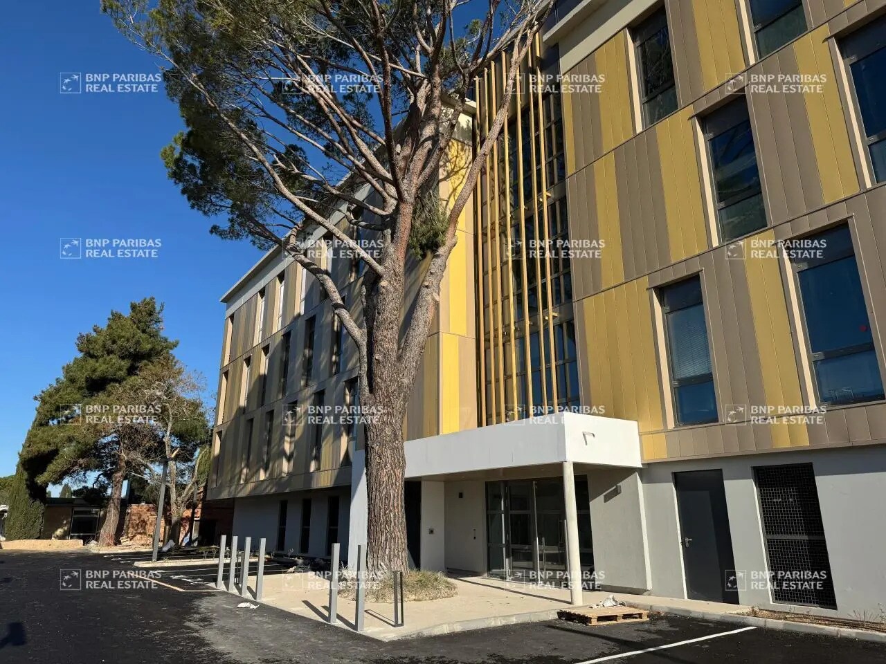 Office in Aix-en-Provence for lease Building Photo- Image 1 of 18