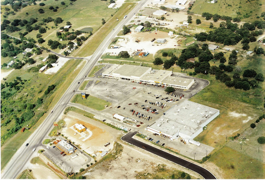 2428-2490 E Austin St, Giddings, TX for lease - Building Photo - Image 2 of 4