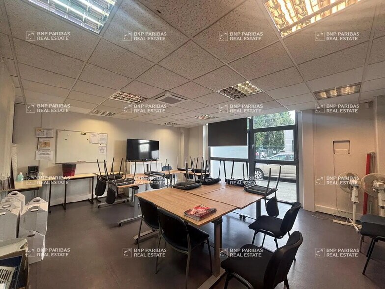 13 Rue Des Entrepreneurs, Marcq-en-Baroeul for lease - Interior Photo - Image 3 of 8
