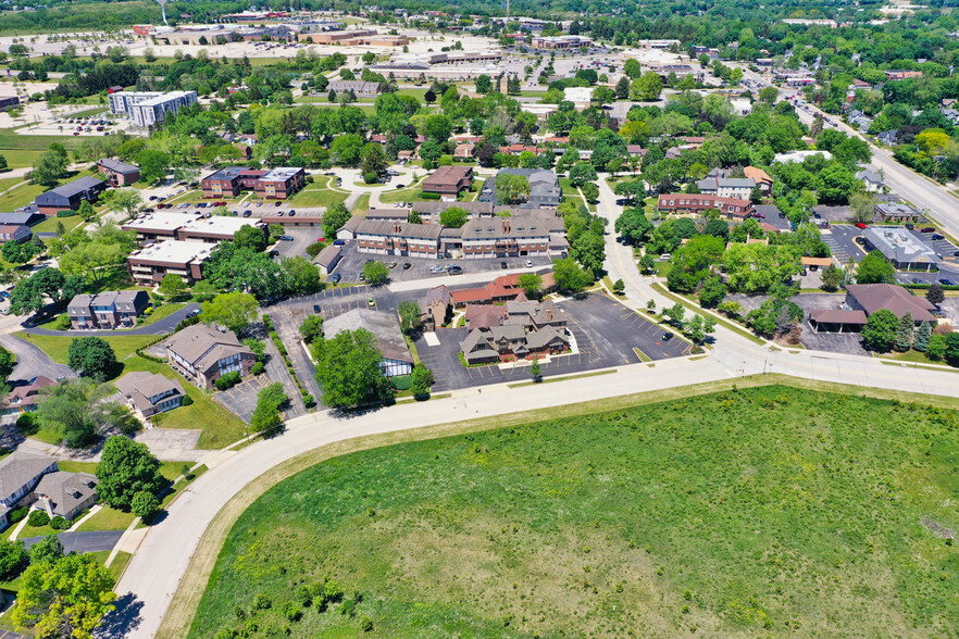 825 Village Quarter Rd, West Dundee, IL for sale - Building Photo - Image 3 of 56