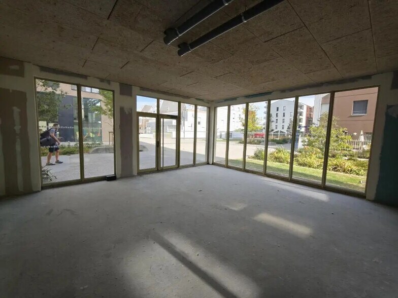 Retail in VILLENEUVE-D'ASCQ for lease - Interior Photo - Image 2 of 3