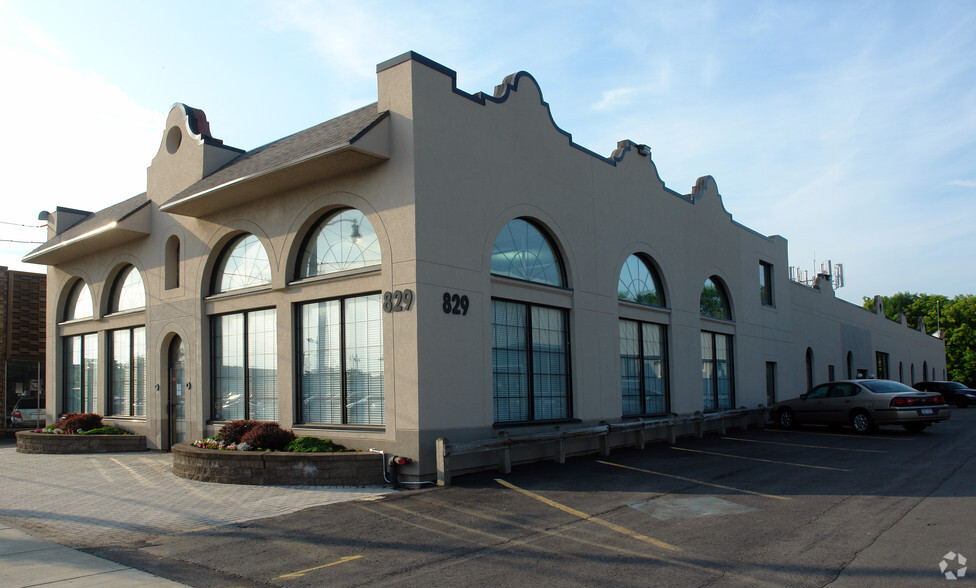 829-831 W Genesee St, Syracuse, NY for lease - Building Photo - Image 1 of 8