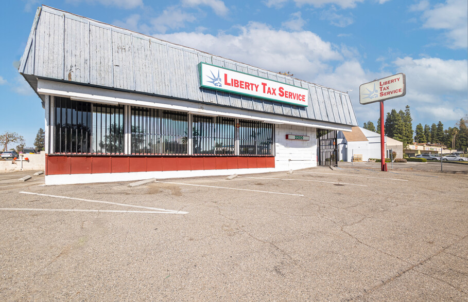 2200 Columbus St, Bakersfield, CA for sale - Building Photo - Image 3 of 11