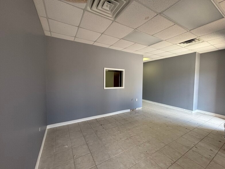 808 English Rd, High Point, NC for sale - Interior Photo - Image 3 of 6
