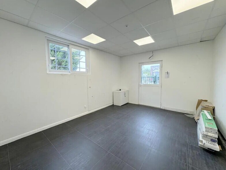 Flex in Conflans-Sainte-Honorine for lease - Interior Photo - Image 2 of 19