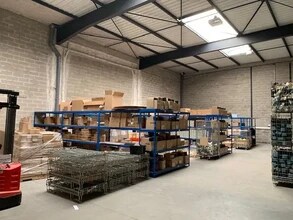 Flex in Alfortville for lease Interior Photo- Image 1 of 2