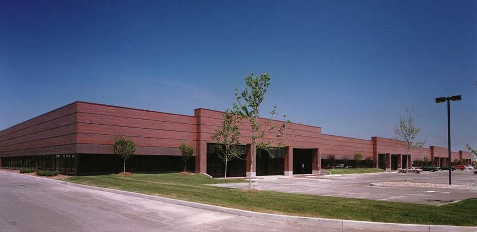 3771-3797 Corporate Center Dr, Earth City, MO for lease - Building Photo - Image 1 of 5