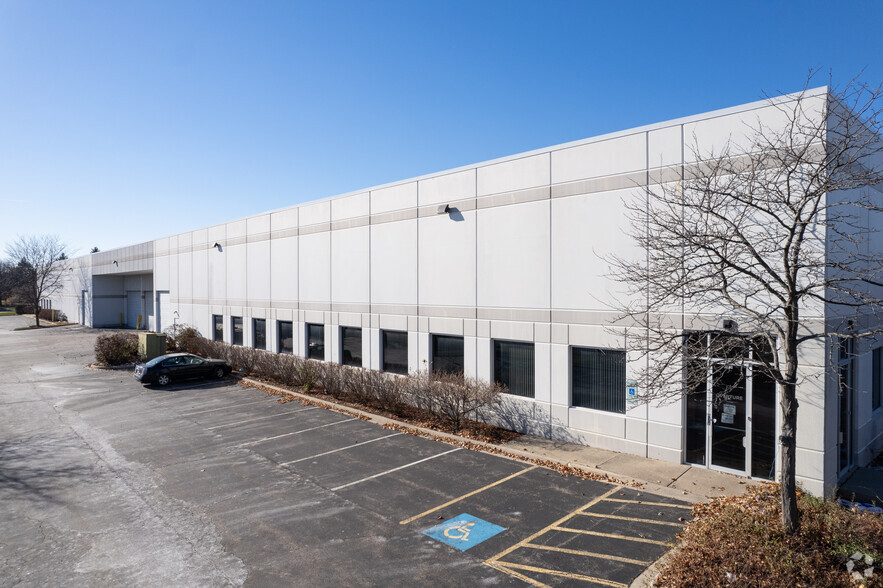 595 Lakeview Pky, Vernon Hills, IL for lease - Building Photo - Image 2 of 5