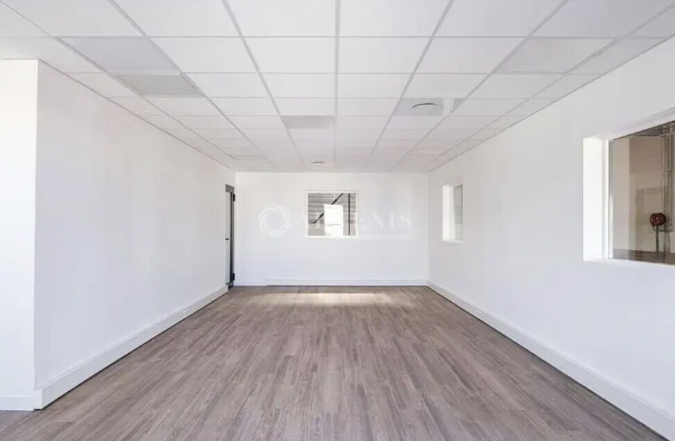 22 Avenue Du 24 Août 1944, Corbas for lease Interior Photo- Image 1 of 6