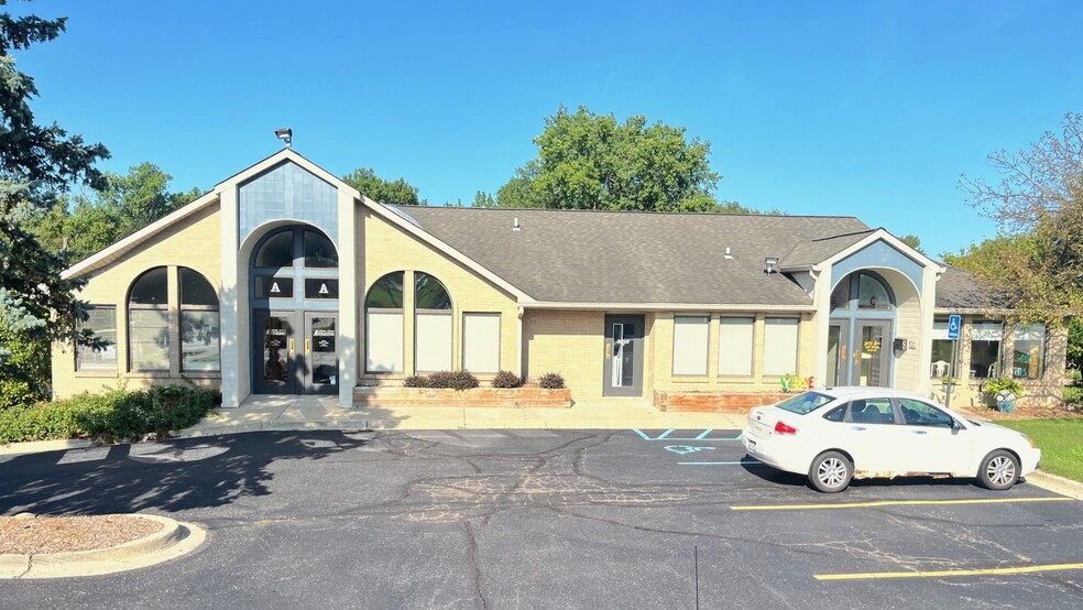 305 N Pontiac Trail, Walled Lake, MI for lease - Building Photo - Image 1 of 8