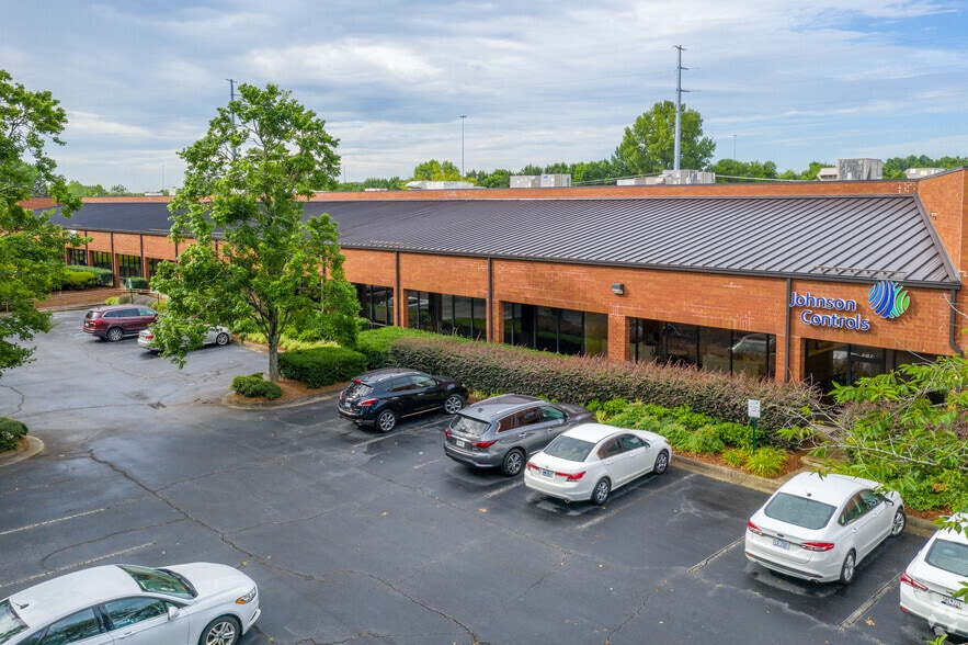 9844 Southern Pine Blvd, Charlotte, NC for lease - Primary Photo - Image 1 of 6